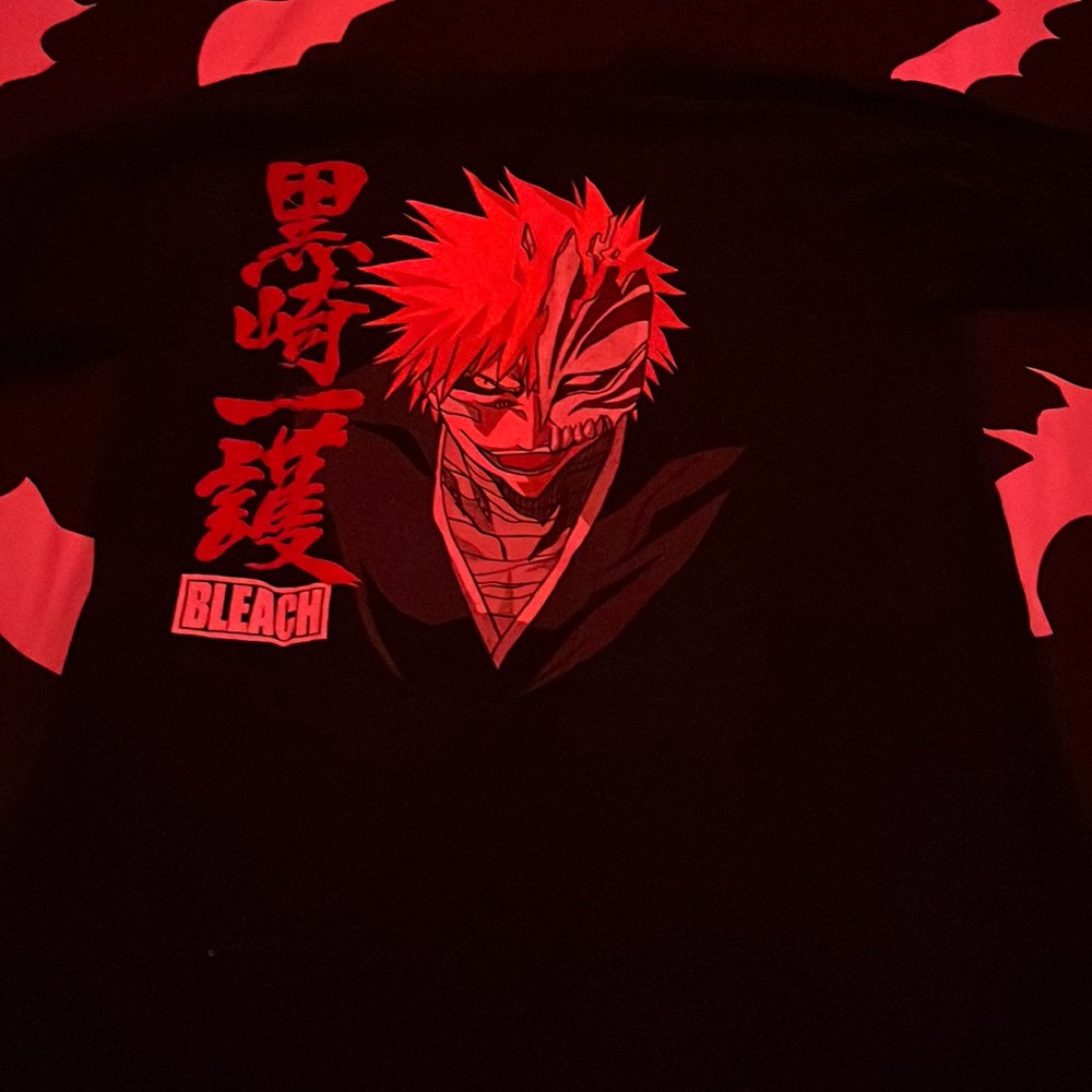 doesn’t fit. bleach anime shirt size M